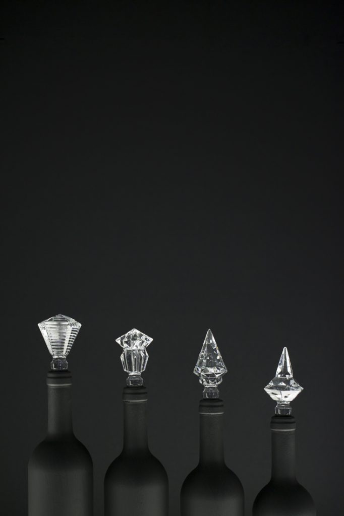 Elegante Kristallflaschen mit kunstvollen Glasstopfen, stilvolle Dekoration.