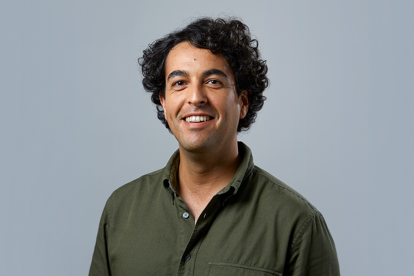 Mitarbeiter Portrait eines jungen Mannes in einem Studio in Köln