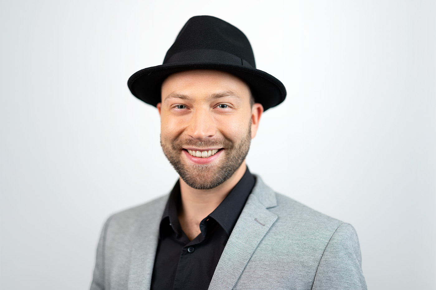 Business Porträt eines jungen Mannes mit Hut