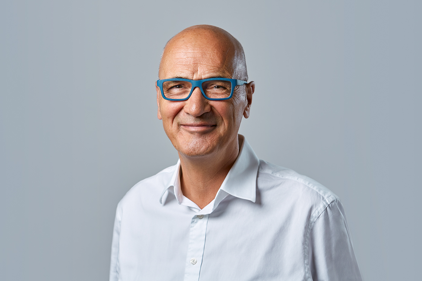 Corporate Business Portrait eines älteren Mannes vor hellem Hintergrund im Fotostudio.