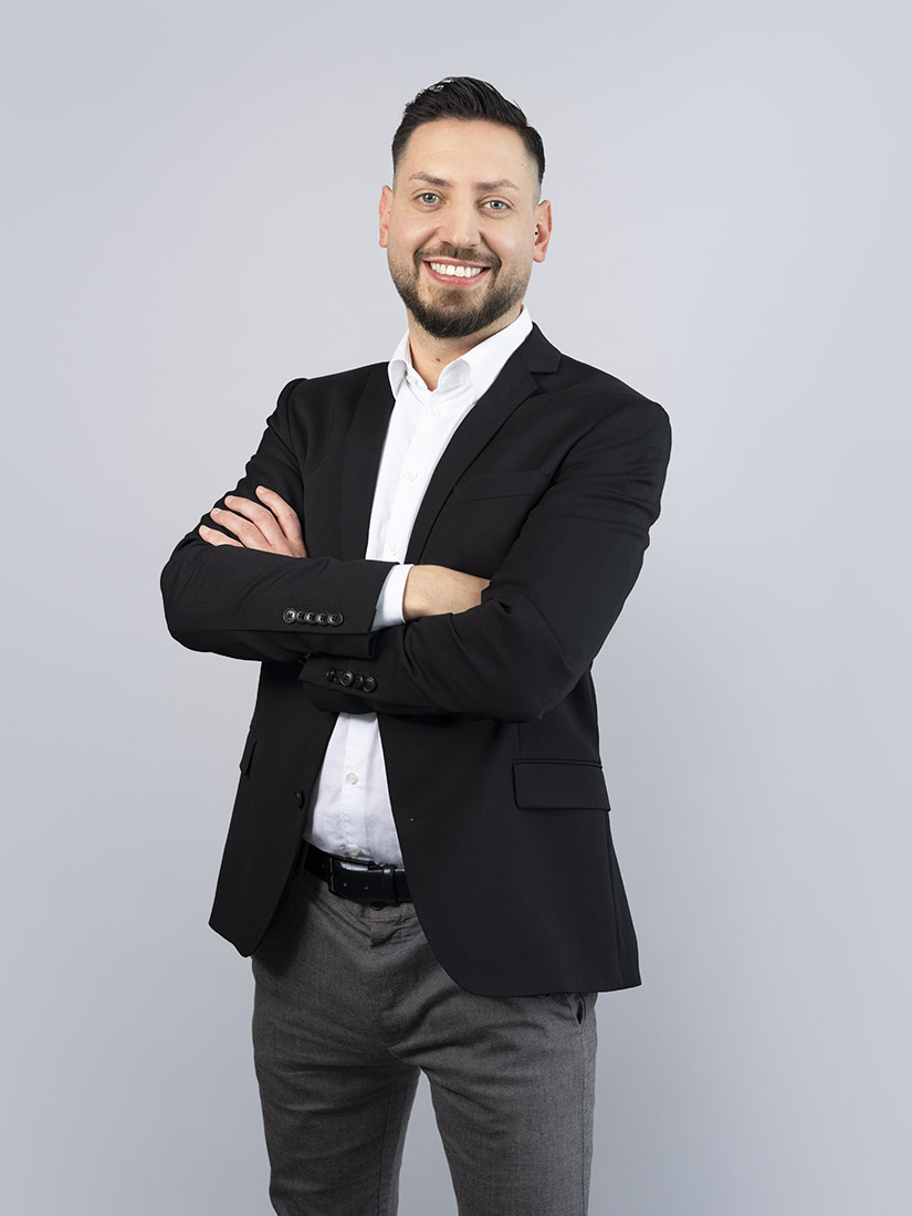 Mitarbeiter Business Portrait Köln Düsseldorf Bonn Corporate Unternehmens Fotografie Authentisches Mitarbeiterfoto Startup Fotografie Köln Portrait Mann Anzug leger Casual Business Headshot Moderne Unternehmensfotografie Professionelles Mitarbeiterportrait